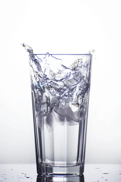 Ποτήρι με νερό που απομονώνονται σε λευκό φόντο — Φωτογραφία Αρχείου