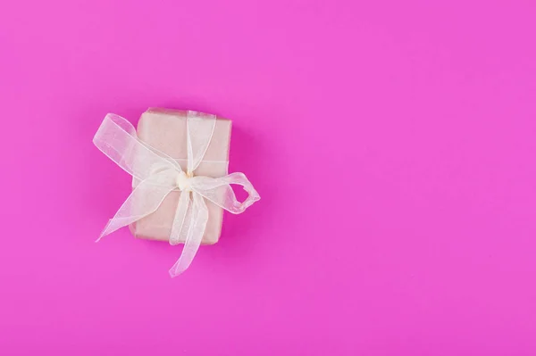 Caja de regalo con cinta dorada sobre fondo rosa —  Fotos de Stock