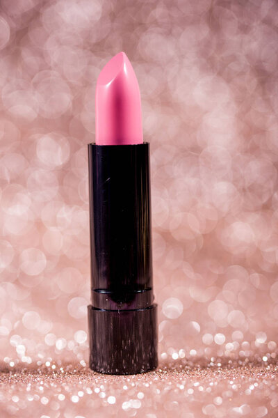 Белая помада на глянцевом фоне. Косметика для губ
.