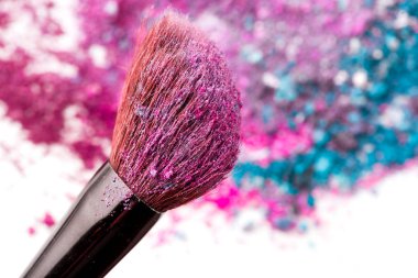 Beyaz arka plan üzerinde izole fırça ile çok renkli ezilmiş kaptırdın.