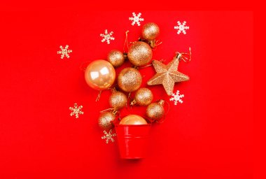 Parıltılı kırmızı arka plan ve Noel oyuncakları. Tatil İçeriği.