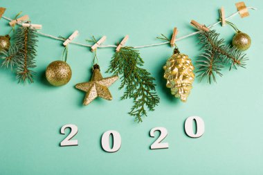 Kırmızı dizgilerdeki 2020 sayısının yeni yıl içeriği yarı asılıdır..
