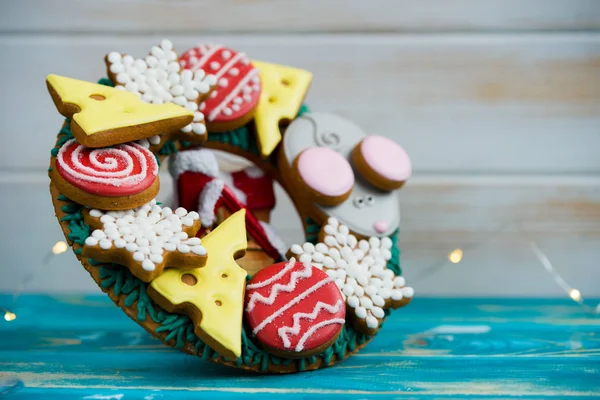 Beautiful and delicious gingerbread with pieces of cheese, mouse, balls for the Christmas tree. — Stock Photo, Image