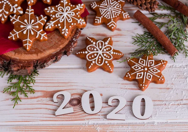 Chutné a voňavé čokoládové sušenky jsou drceny práškovým cukrem s pestrobarevnými světly na stole. Veselé Vánoce — Stock fotografie