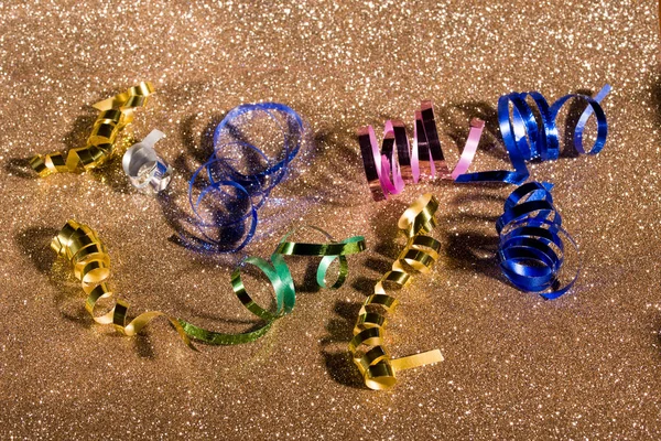 Conteúdo festivo em um contexto brilhante de cor dourada com serpentina, brinquedos, brilhos. Depósito plano — Fotografia de Stock