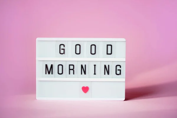 Lightbox со словами доброе утро на розовом фоне . — стоковое фото
