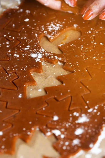 Il processo di cottura dei biscotti al cioccolato, forme diverse. Indigrens in tavola, le mani del pasticcere, dolci . — Foto Stock