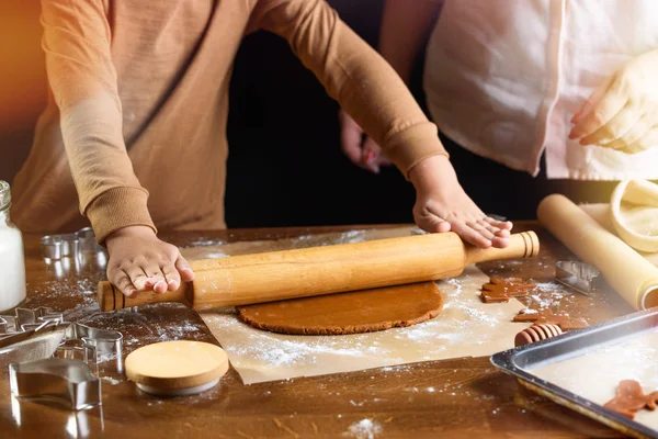 Çikolatalı kurabiye pişirme süreci, farklı şekiller. Yerliler masada, pasta şefinin elleri, tatlılar.... — Stok fotoğraf