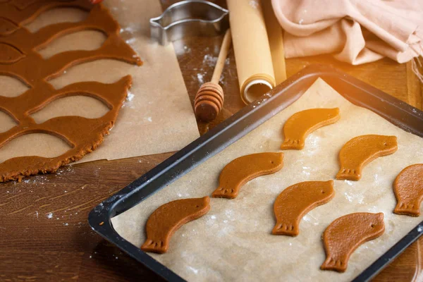 Il processo di cottura dei biscotti al cioccolato, forme diverse. Indigrens in tavola, le mani del pasticcere, dolci . — Foto Stock