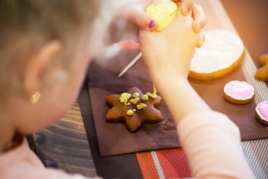 Zencefilli çörek pişirme ve boyama yüksek lisansı. Zencefilli kurabiye yapma sürecidir..