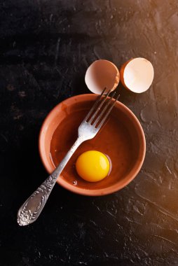 Siyah arka planda tavuk yumurtası. Üst görünüm