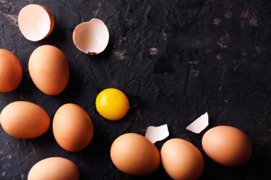 Siyah arka planda tavuk yumurtası. Üst görünüm
