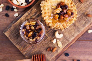 Gül heykelleri, besleyici fındıklar ve waffle ile lezzetli ve sağlıklı bal. Mükemmel kahvaltı..
