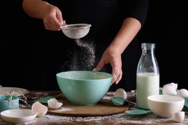 Böğürtlenli, beyaz kremalı, çikolatalı lezzetli kekler pişirme süreci..