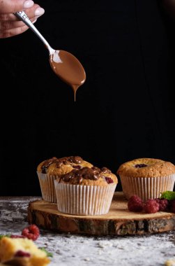 Böğürtlenli, beyaz kremalı, çikolatalı lezzetli kekler pişirme süreci..