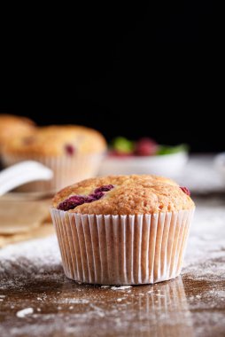 Böğürtlenli, beyaz kremalı, çikolatalı lezzetli kekler pişirme süreci..