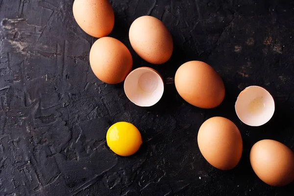 Siyah arka planda tavuk yumurtası. Üst görünüm