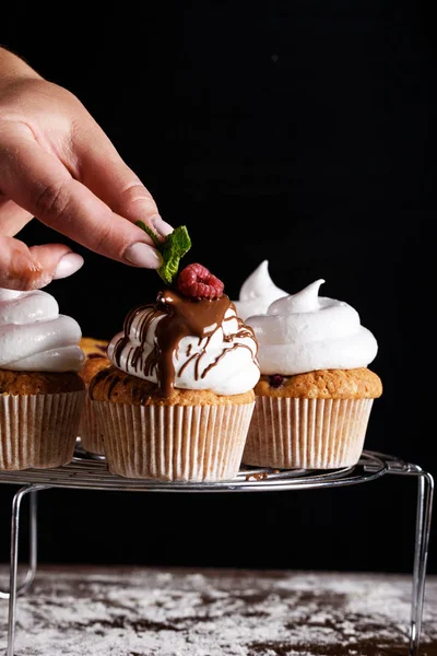 Il processo di cottura di deliziosi muffin con bacche, panna bianca, cioccolato . — Foto Stock