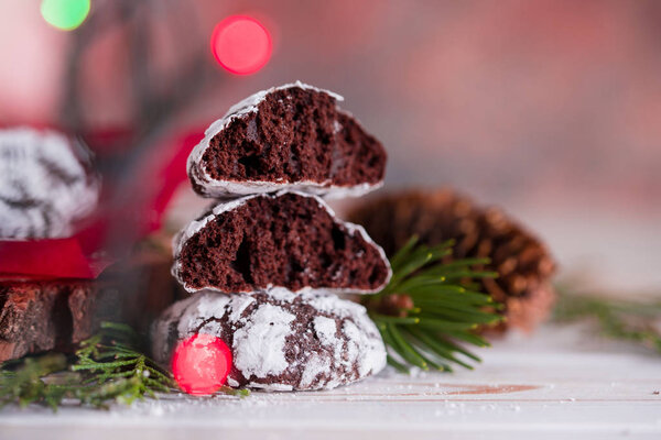 Вкусные и ароматные шоколадные печенья измельчаются с сахарной пудрой, с разноцветными огнями на столе. Счастливого Рождества!
