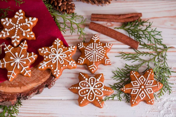 Sabrosas y fragantes galletas de chispas de chocolate se trituran con azúcar en polvo, con luces multicolores en la mesa. Feliz Navidad. — Foto de Stock