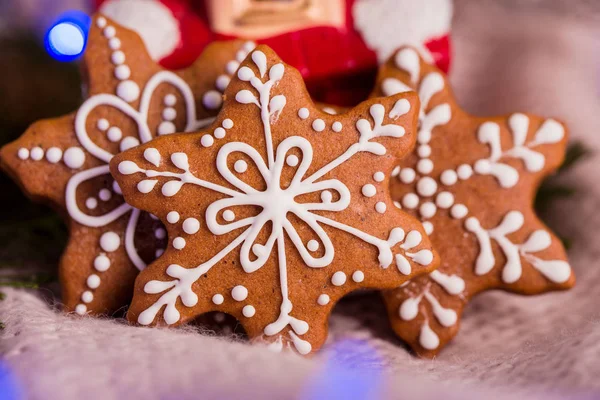 Вкусные и ароматные шоколадные печенья измельчаются с сахарной пудрой, с разноцветными огнями на столе. Счастливого Рождества! — стоковое фото