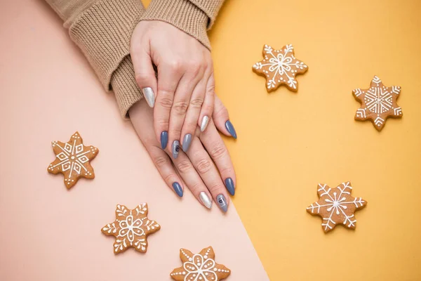 Cadeau in vrouwelijke handen met een mooie manicure. Cadeau in ecologische verpakking - Furoshiki. — Stockfoto