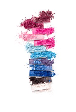 Beyaz arka plan üzerinde izole fırça ile çok renkli ezilmiş kaptırdın.