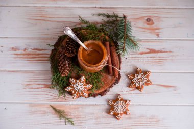 Lezzetli ve kokulu çikolatalı kurabiyeler, masanın üzerinde çok renkli ışıklarla pudra şekeriyle ezilir. Mutlu Noeller.