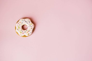 Pembe arka plan doğum günü dekorasyonunda büyük çörek ve zencefilli çörek.