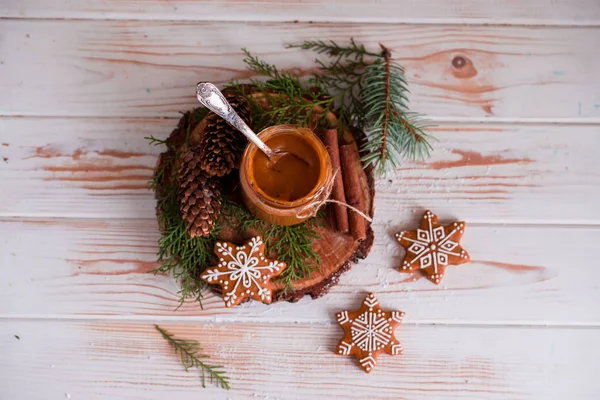 おいしいと香りのチョコレートチップクッキーは、テーブルの上に多色のライトで、粉砂糖で粉砕されます。メリークリスマス — ストック写真