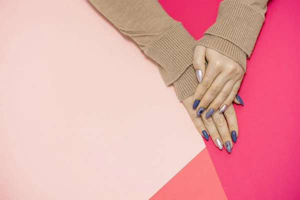 Mooie stijlvolle vrouwelijke manicure op een roze achtergrond. — Stockfoto