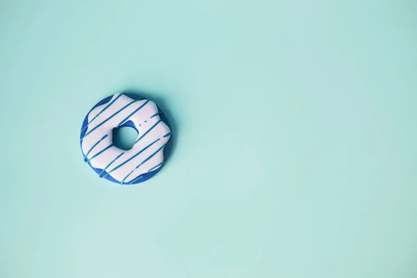 Donut grande e donut de gengibre na decoração de aniversário de fundo rosa — Fotografia de Stock