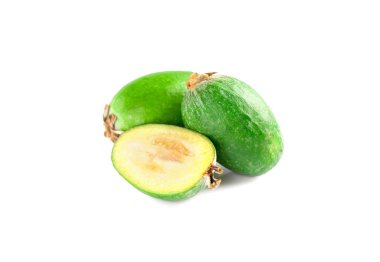 Beyaz bir arka planda izole edilmiş sulu ve olgun bir feijoa. Sağlıklı sonbahar meyvesi.