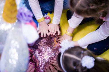 Parlak pullu yastık, boyalı tavuk 4, çocuk eli, tatil.