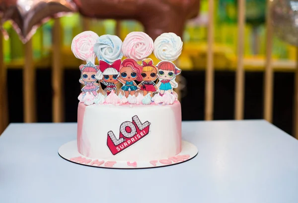 Güzel, şenlikli ve lezzetli bir pasta, süs bebeği lol ve marshmallow ile, ziyafet. Çocukların doğum günü