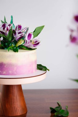 Lezzetli güzel pasta yumuşak kremayla hamile bırakılır, çiçeklerle süslenir..