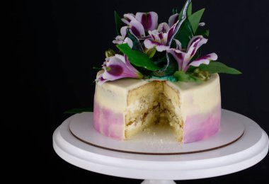 Lezzetli güzel pasta yumuşak kremayla hamile bırakılır, çiçeklerle süslenir..