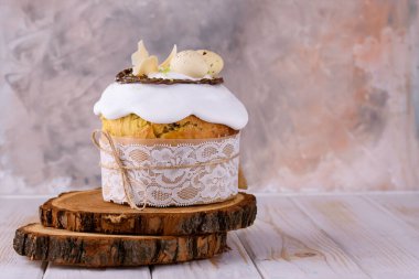 Lezzetli pasta pişirme. Dolgulu Paskalya pastası. Bıldırcın yumurtası. Çiçekler, masa, tabaklar.