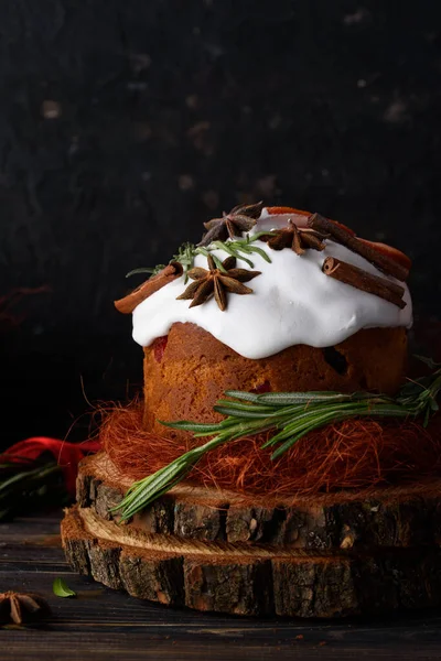 Delicious pastry baking. Easter cake with filling. Quail eggs. Flowers, table, dishes. — Stock Photo, Image