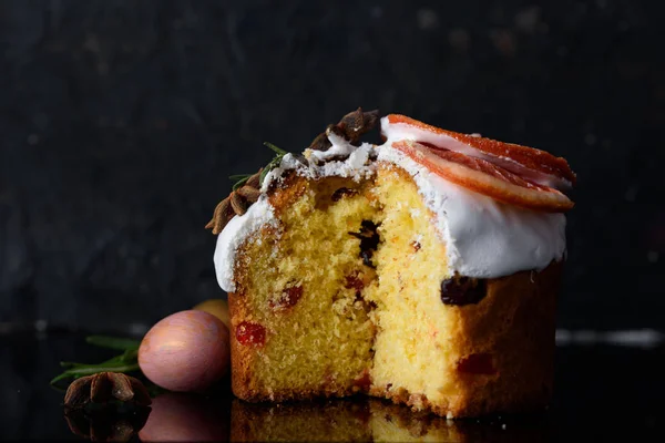 Leckeres Gebäck backen. Osterkuchen mit Füllung. Wachteleier. Blumen, Tisch, Geschirr. — Stockfoto