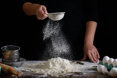 Tatlıları yapma süreci. Kremalı pasta, kek, kurabiye, bakkaliye. Mutfak ve şekerlemeci tatlı yapar..