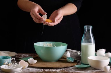 Tatlıları yapma süreci. Kremalı pasta, kek, kurabiye, bakkaliye. Mutfak ve şekerlemeci tatlı yapar..