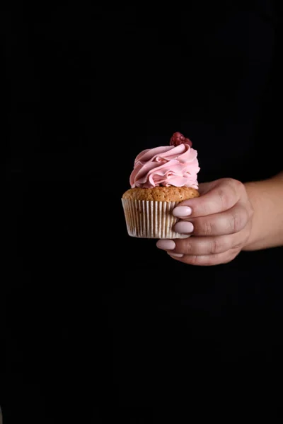Tatlıları yapma süreci. Kremalı pasta, kek, kurabiye, bakkaliye. Mutfak ve şekerlemeci tatlı yapar..