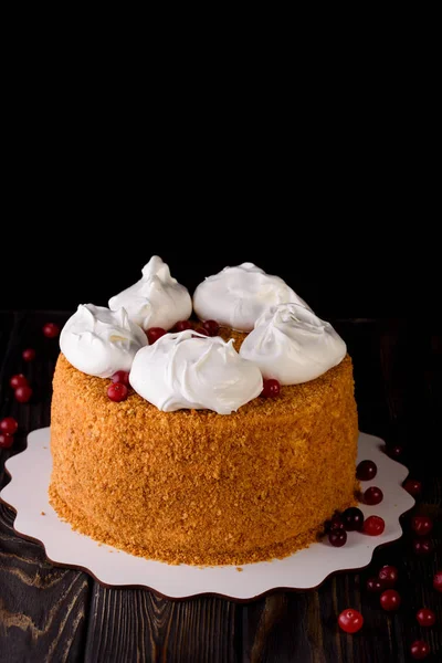 El proceso de hacer postres. Pasteles de crema, magdalenas, galletas, comestibles. La cocina y el confitero hacen postres . — Foto de Stock