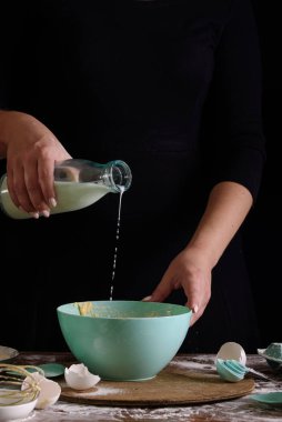 Tatlıları yapma süreci. Kremalı pasta, kek, kurabiye, bakkaliye. Mutfak ve şekerlemeci tatlı yapar..