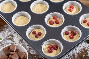 Tatlıları yapma süreci. Kremalı pasta, kek, kurabiye, bakkaliye. Mutfak ve şekerlemeci tatlı yapar..