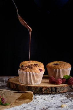 Tatlıları yapma süreci. Kremalı pasta, kek, kurabiye, bakkaliye. Mutfak ve şekerlemeci tatlı yapar..