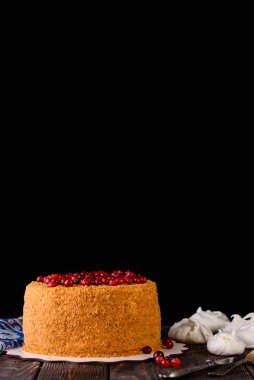 Tatlıları yapma süreci. Kremalı pasta, kek, kurabiye, bakkaliye. Mutfak ve şekerlemeci tatlı yapar..