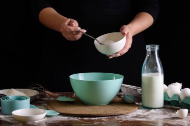 Tatlıları yapma süreci. Kremalı pasta, kek, kurabiye, bakkaliye. Mutfak ve şekerlemeci tatlı yapar..