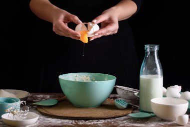 Tatlıları yapma süreci. Kremalı pasta, kek, kurabiye, bakkaliye. Mutfak ve şekerlemeci tatlı yapar..